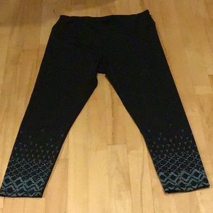 Gaiam patterned Capri yoga leggings size Medium